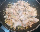 Hình bước làm 2 của món Ba rọi xào sả ớt thần tốc