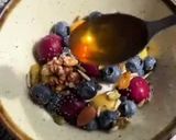 Hình bước làm 2 của món Bữa Sáng Healthy Với Sữa Chua, Granola, Việt Quất, Chà Là Tươi, Cherry, Hạt Chia Và Mật Ong