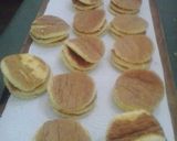 Foto del paso 1 de la receta: Alfajores Triples de pionono con dulce de leche y chocolate