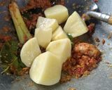 Foto langkah ke 2 dari resep Sambal Goreng Kentang Telur Ceplok.