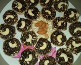 काजू-बादाम खजूर रोल (kaju badam khajur roll recipe in marathi) रेसिपी स्टेप 5 फोटो