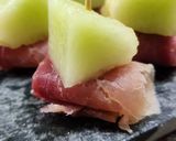 Foto del paso 3 de la receta: 🍓🍑🍈🍒Pinchos de fruta, queso y fiambres🍒🍈🍑🍓