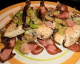 Foto del paso 10 de la receta: Medallón de pollo con hongos y puerro en colchón de panceta crispy