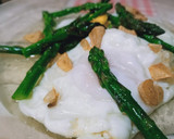 Foto del paso 3 de la receta: Huevos fritos, ajos y yemas de espárragos