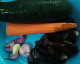 Foto langkah ke 1 dari resep Zucchini Ear Mushroom and Carrot Omelet.