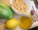 Foto del paso 1 de la receta: Dip de hummus con aguacate