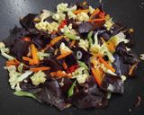 Foto langkah ke 3 dari resep Tumis jamur kuping + sayuran.