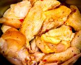 Hình bước làm 2 của món Canh Chua Gà Rau Củ Malaysia