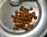 A picture of step 1 of Chana Dry Subzi.
