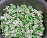 Foto langkah ke 6 dari resep Popcorn manis warna warni.