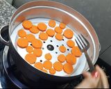 A picture of step 3 of Carrot Puree for 7+ Months Babies.