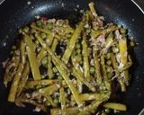 Foto del paso 2 de la receta: Espárragos y arvejas frescas salteadas con jamón cocido