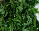 Hình bước làm 1 của món Trứng chiên lá lốt