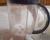 A picture of step 1 of Date Milk shake.