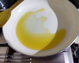 A picture of step 1 of Vadi Onion Sabzi.