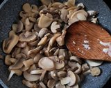 Foto del paso 3 de la receta: Salmón a la mantequilla con salsa de champiñones