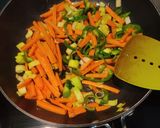 Une image de l'étape 2 de Nouilles chinoises sautées aux légumes et viande hachée.