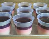Foto langkah ke 3 dari resep Puding Susu Coklat Stroberi.