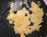 Foto langkah ke 4 dari resep Scrambled Egg with Bread Toast.