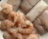 Foto del paso 1 de la receta: Supremas de merluza y gambones, al vino blanco, con ajos y aove
