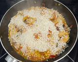 Foto del paso 3 de la receta: Arroz negro con marisco y setas variadas