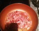 Foto del paso 3 de la receta: Patatas fritas con bacon, jamón y queso rallado