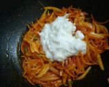 A picture of step 2 of Dahi pyaza.