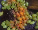 A picture of step 2 of Grapes pickle.