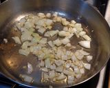 Foto del paso 2 de la receta: Muslos de pollo estofados al curry