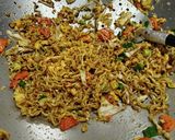 Foto langkah ke 5 dari resep Mie Goreng Bumbu Sambal Hitam Madura.