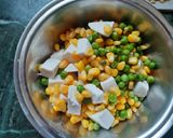 A picture of step 2 of Schezwan matar paneer corn masala.