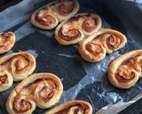 Foto del paso 4 de la receta: 🌴 Palmeritas - Orejitas de jamón y queso 🌴