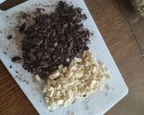 Une image de l'étape 4 de Crumble banane fruits rouges noisettes chocolat.