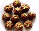 खजूर ड्रायफ्रूट्स लाडू (khajur dry fruits ladoo recipe in marathi) रेसिपी स्टेप 1 फोटो 