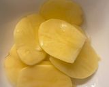 A picture of step 1 of Sliced Potatoes Omelette.