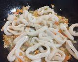 Foto del paso 3 de la receta: Arroz con aros de calamar y langostinos en 30 minutos