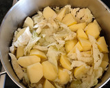 Foto del paso 2 de la receta: Repollo con patatas al ajo y pimentón
