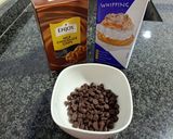 A picture of step 4 of Cake Cups with Muhallabia and Chocolate.