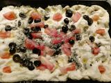 Focaccia - olívabogyóval, rozmaringgal és paradicsommal