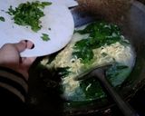 Foto langkah ke 10 dari resep Mie kuah daun katuk simple dan irit bahan.