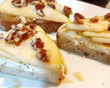 Foto del paso 3 de la receta: Tosta de queso de cabra con pera y miel