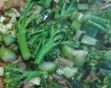 Foto del paso 6 de la receta Salteado de bimi con setas y calabacín