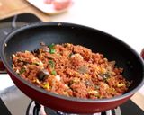 Foto langkah ke 7 dari resep Nasi Goreng Merah Devina Hermawan.