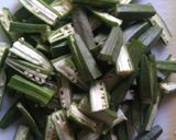 A picture of step 1 of Chatpati bhindi/okra.