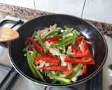 Foto del paso 2 de la receta: Radiatori con lomo y pimientos