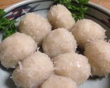 A picture of step 10 of Grüne Kartoffelklöße: German Potato Dumplings (using raw and cooked potatoes).