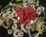 Foto del paso 4 de la receta: Espárragos con gambas y ajos tiernos