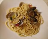 A picture of step 5 of Spaghetti with vongole (clams) and fresh tomatoes.