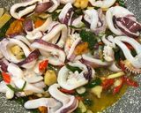 Foto langkah ke 3 dari resep Cumi cabe hijau.