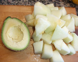 Foto del paso 1 de la receta: Sopa fría de melón y aguacate a la lima